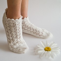 Short Summer Socks in Lace Daisy with Shell Cast on Knitting pattern Design Ekaterina Arndt www.wollefein.ch